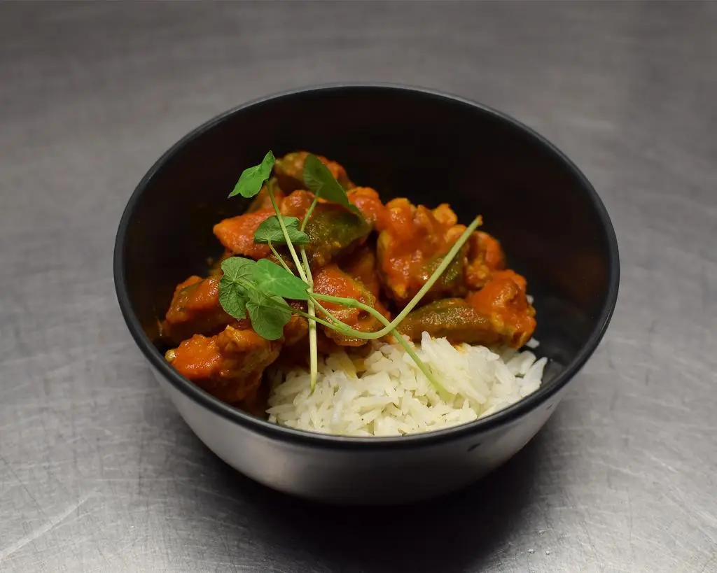 Frango com quiabo — chicken with okra